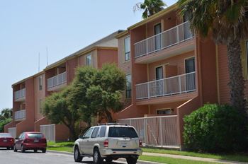 lush landscaping at All bills paid apartments Carelton Courtyards,